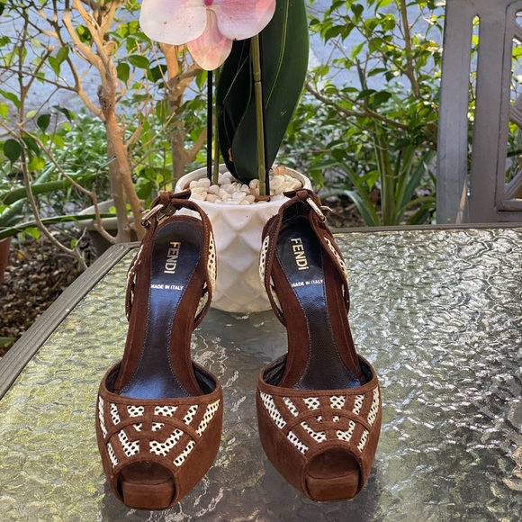 Fendi Brown Suede Peep Toe Mesh Clear Lucite Heels - Picture 4 of 16